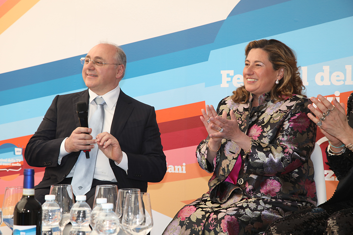 Festival della TV e dei Nuovi Media 2019_254.jpg - Real Time, la Tv delle meraviglie Un  racconto di storie e persone reali con contenuti attuali e uno stile innovativo in costante evoluzione,  ci porta con i suoi protagonisti nel mondo meraviglioso di due programmi divenuti ormai cult:  “Il Castello delle cerimonie” e “Il Salone delle Meraviglie”.Federico Lauri, Imma Polese, Gesualdo Vercio con Alessandra Comazzi.